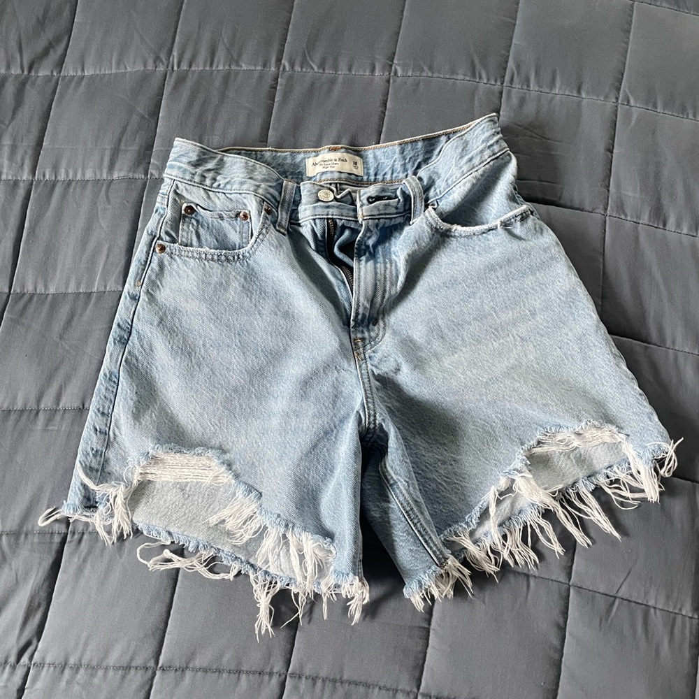 Abercrombie & Fitch High Rise The Loose short in color Light